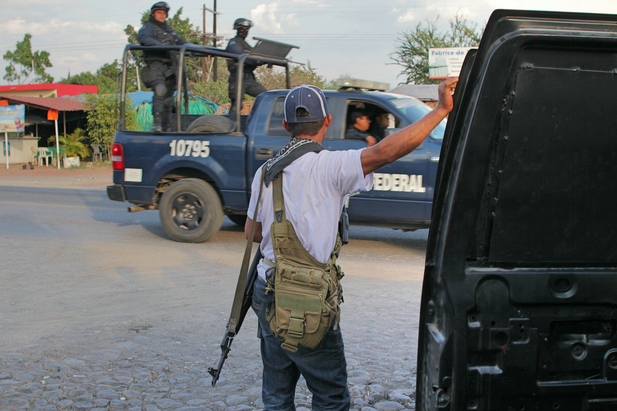 autodefensas in nueva italia vor konvoi mexikanische bundespolizei