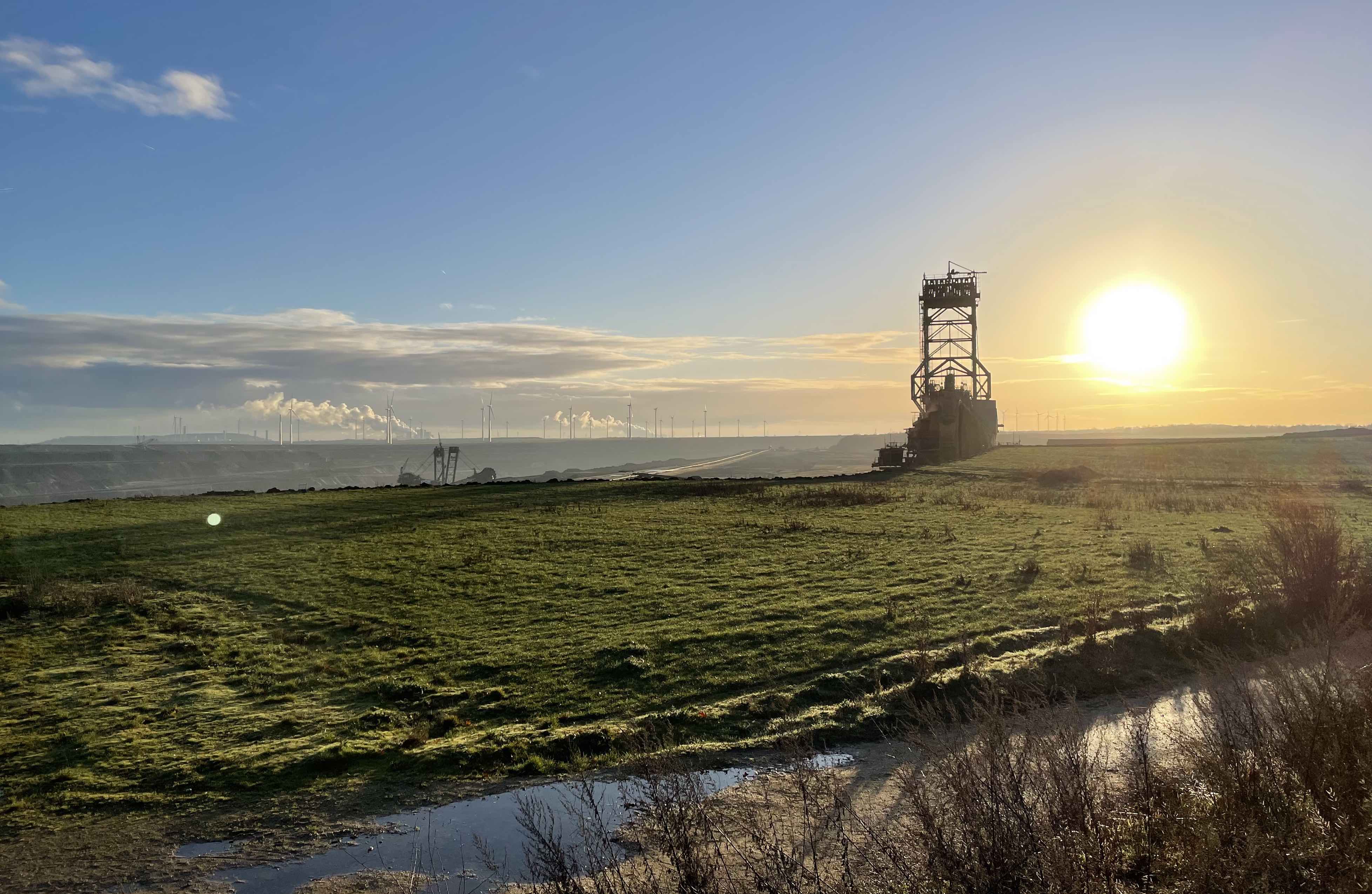 Lützerath Bagger in Morgensonne 03012023