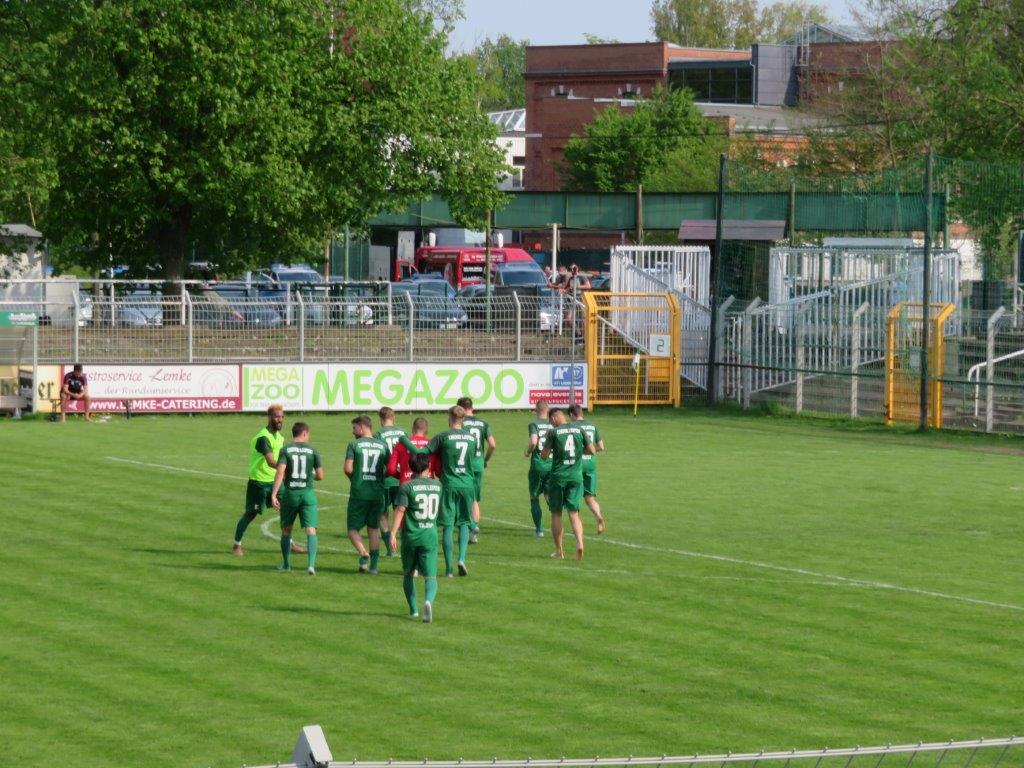 HL IMG 1420 Chemie Leipzig vs Berliner AK nach Abpfiff Mannschaft läuft aus