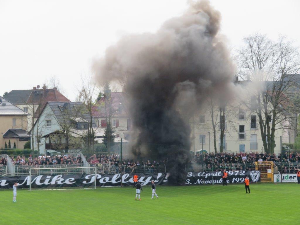 HL IMG 1139 Chemie vs BFC Dynamo Gästeblock Pyro